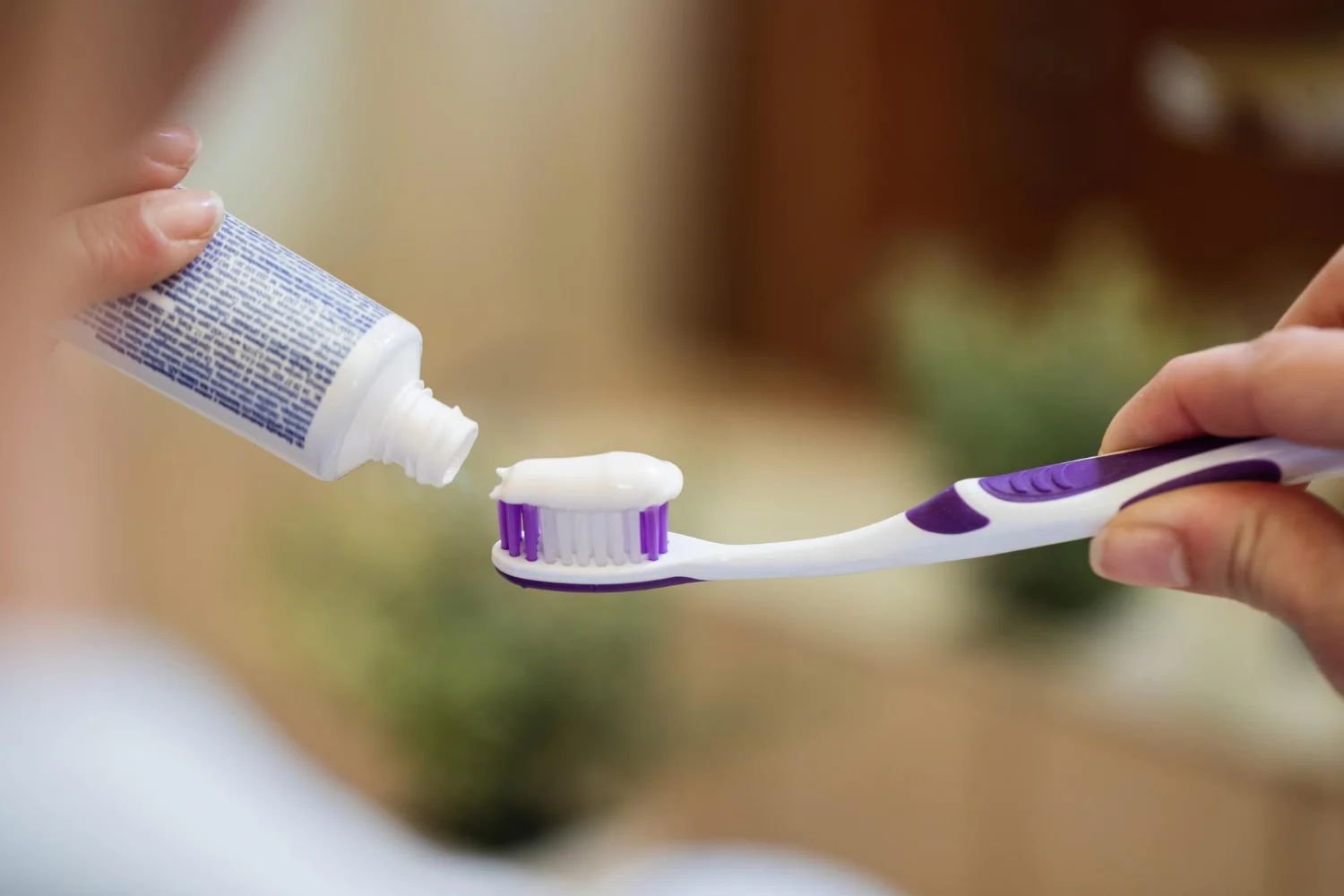Fluoride-Free Toothpaste: Who Should Use It? (Kids, Sensitive Teeth, Ingredient Guide)